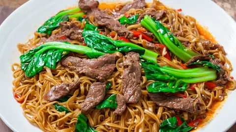 Hình ảnh Mì Xào Bò + Nước Tự Chọn