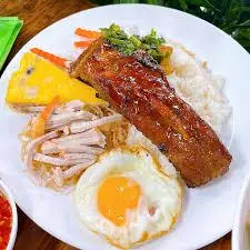 Hình ảnh Cơm Đặt Biệt. Sườn Cây+Trứng hấp+Bì+Trứng Ốp Là( Tặng ly trà tắc) 