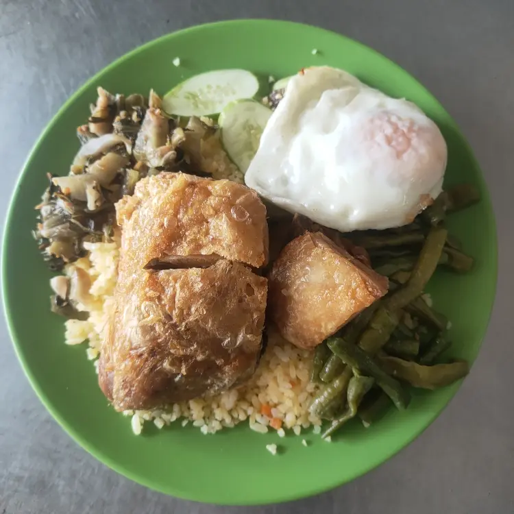 Hình ảnh cơm ức gà trứng ốp la 