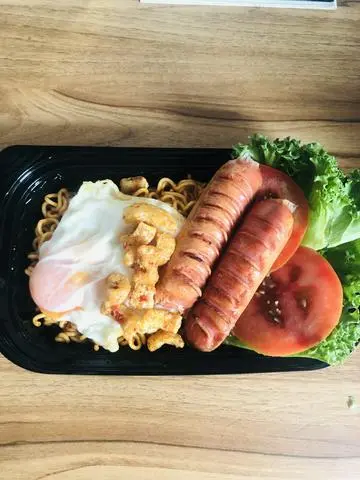 Hình ảnh Mỳ siêu cay trộn trứng chiên - xúc xích