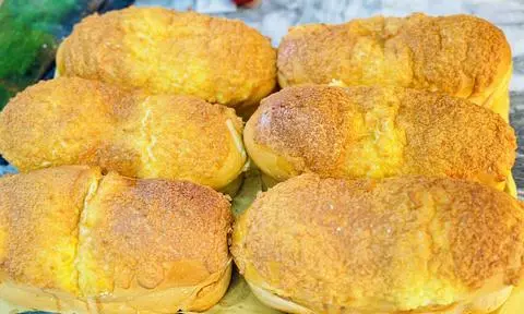 Hình ảnh Bánh mỳ hoa cúc nho dừa
