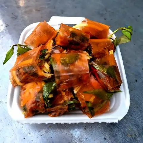 Hình ảnh Bánh tráng cuốn chấm sốt me