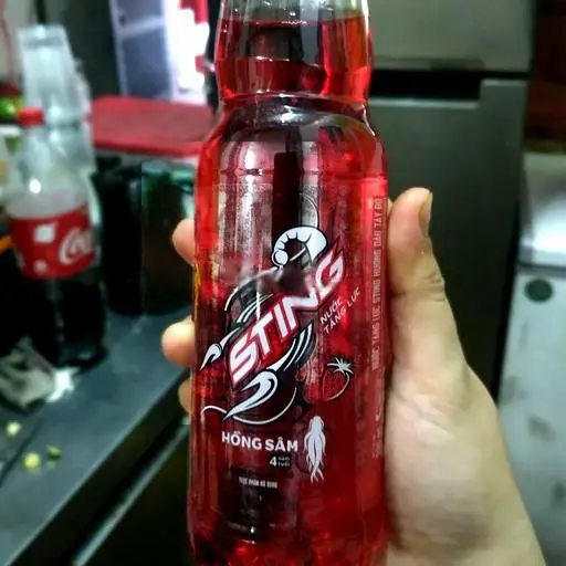 Hình ảnh Sting Dâu + Ly Đá