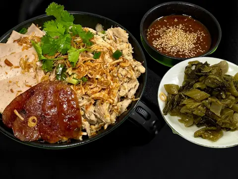 Hình ảnh XÔI GÀ XÉ + GIÒ LỤA