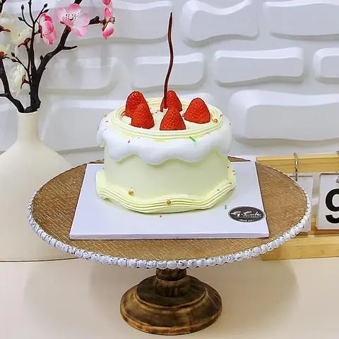 Hình ảnh Bánh Kem Sinh Nhật Bơ NewZealand 12cm Vàng Kem Dâu Tây Tươi