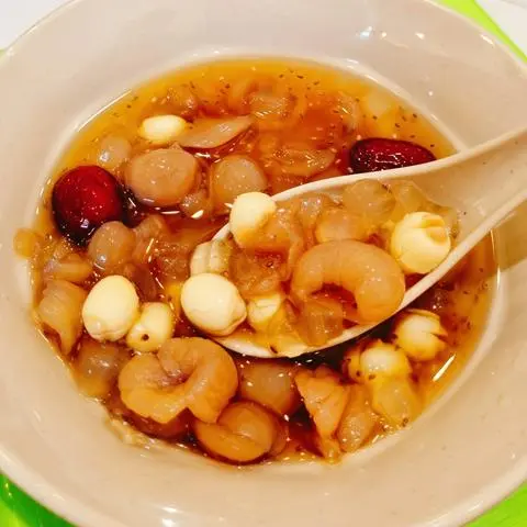 Hình ảnh Chè long nhãn táo đỏ hạt chia