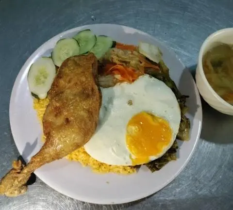 Hình ảnh cơm gà đùi tỏi trứng ốp la