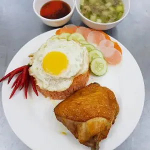 Hình ảnh Cơm gà xối mỡ - má đùi + ly trà tắt khổng lồ