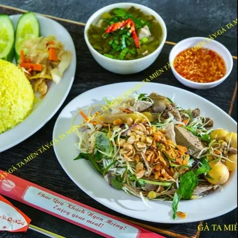 Hình ảnh Cơm gà đặc biệt - canh gà lá giang