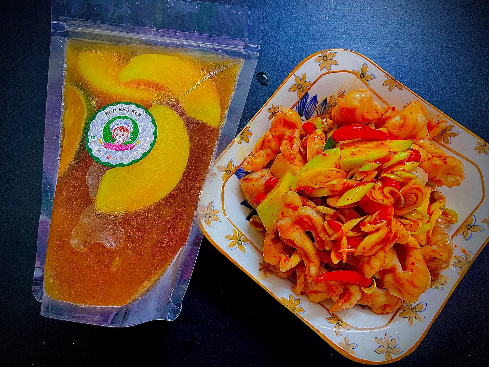 Hình ảnh Combo chân gà rút xương sốt thái lớn - trà tuỳ chọn