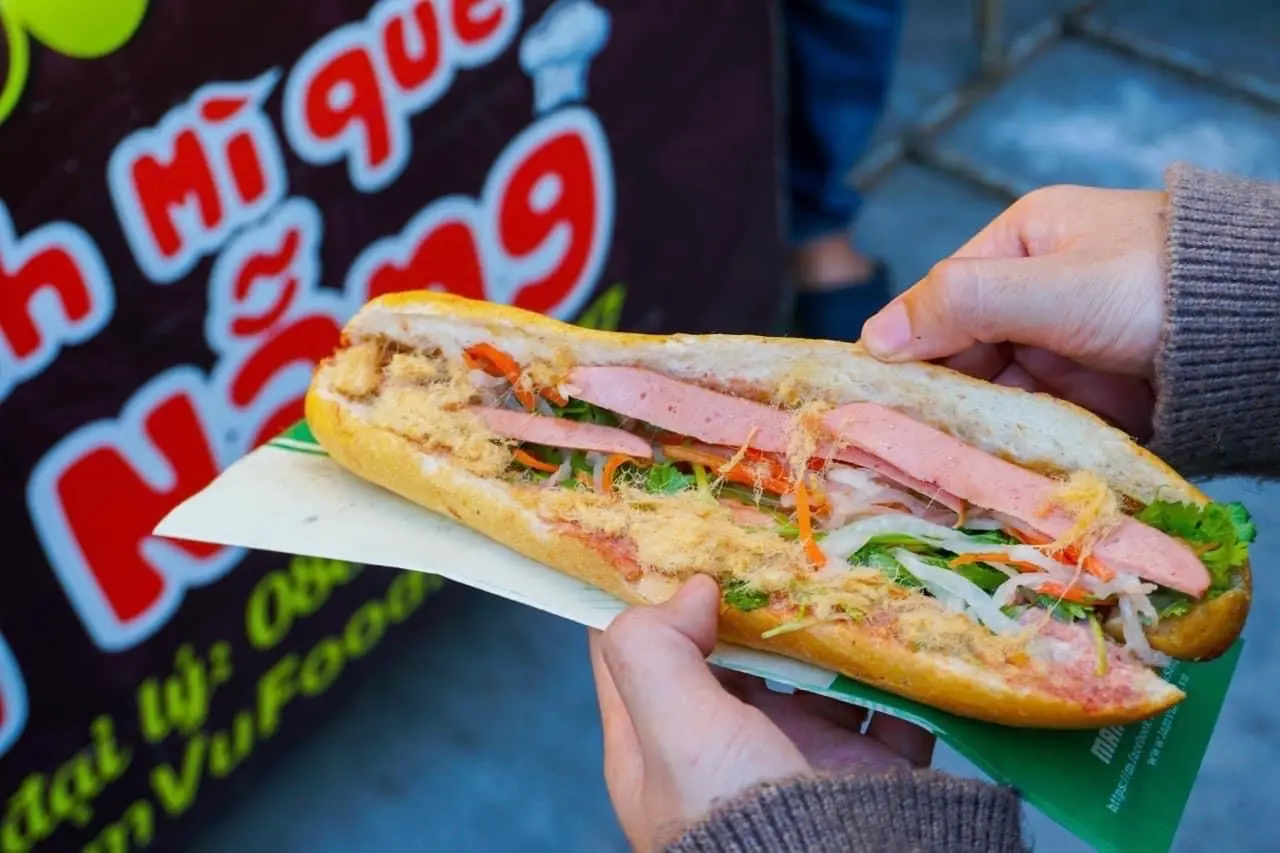 Hình ảnh Bánh Mì Que Xúc Xích