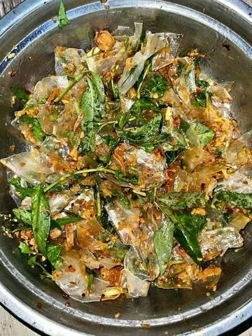 Hình ảnh bánh trang sate tỏi gion