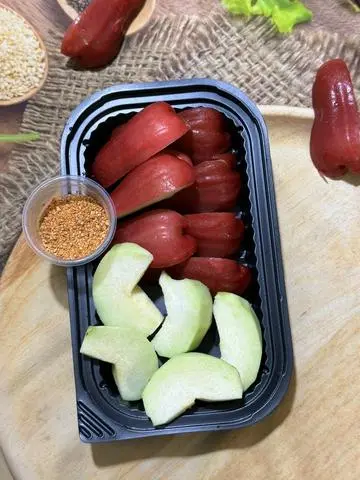 Hình ảnh Mận đỏ mix ổi chấm muối tôm