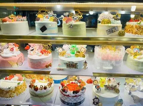 Hình ảnh bánh kem chai rượu tờ đô la size 20 