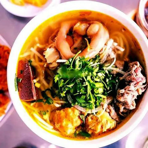 Hình ảnh Bún bò Giò + Chả cua
