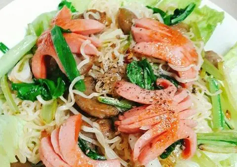 Hình ảnh Mì ý xào bò xúc xích