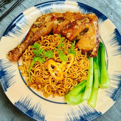 Hình ảnh Mì gà sốt mắm satế