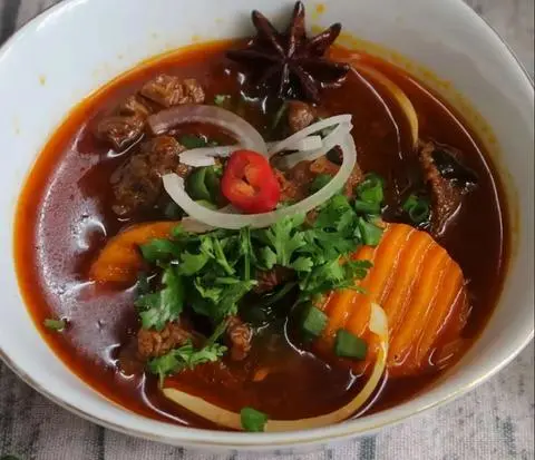 Hình ảnh Bò Kho Bánh Mì + Dụng Cụ Ăn Uống