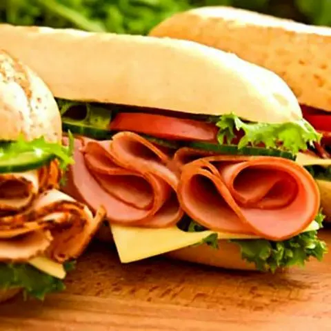 Hình ảnh Bánh mì thịt xúc xích tỏi xông khói