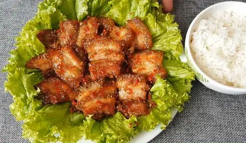 Hình ảnh Cơm thịt ba rọi chiên sả.