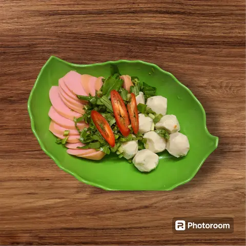 Hình ảnh Cá viên + Xúc xích thả lẩu