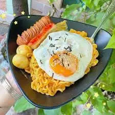 Hình ảnh Mỳ cay trứng muối trứng chiên
