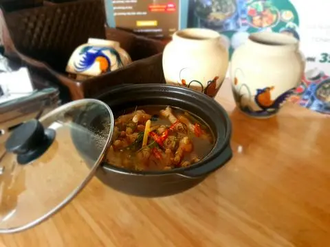 Hình ảnh Chân gà nấu chua cay
