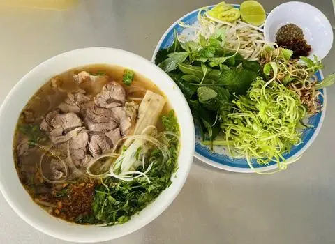 Hình ảnh Bún bò nạm chả
