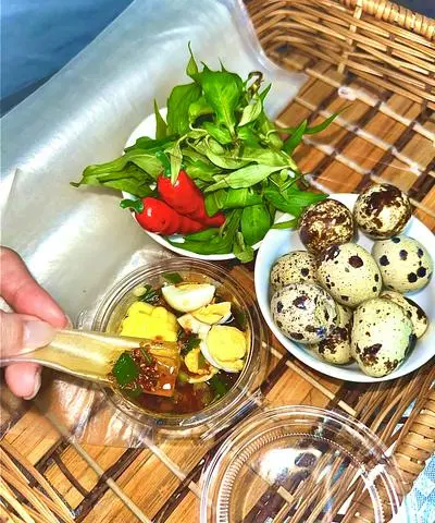 Hình ảnh Bánh tráng Chấm sốt Bơ - Mỡ hành + Trứng cút