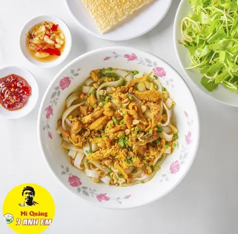Hình ảnh Mì Quảng Gà Chọi Rút Xương