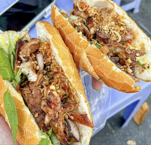 Hình ảnh Bánh Mì Kẹp Thịt Nướng