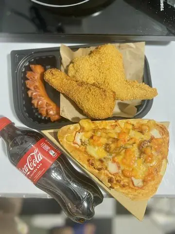 Hình ảnh 2 gà rán giòn - 1 xúc xích chiên- 1 pizza tam giác - 1 coca