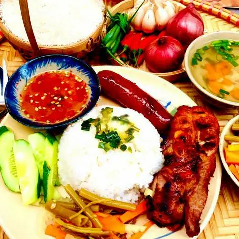 Hình ảnh Cơm tấm sườn cây - lạp xưởng - soup