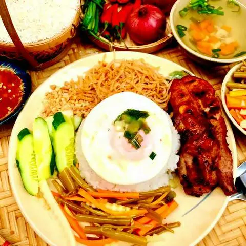 Hình ảnh Cơm tấm sườn cây - bì - trứng ốp la - soup