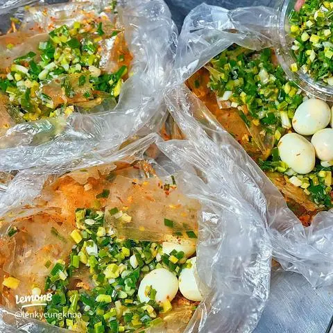 Hình ảnh Bánh tráng trộn mỡ hành - trứng lòng đào phơi sương