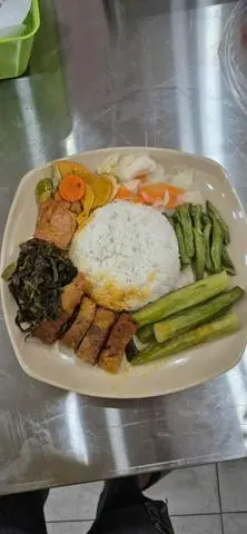 Hình ảnh cơm heo quay kho cải chua 