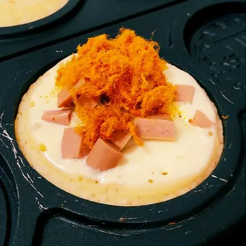Hình ảnh Bánh đồng tiền phô mai + xúc xích + chà bông gà cay