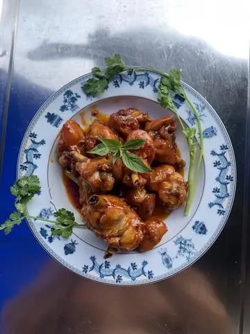 Hình ảnh Cơm đầu cánh gà sốt chua ngọt + rau xào + canh + trái cây 