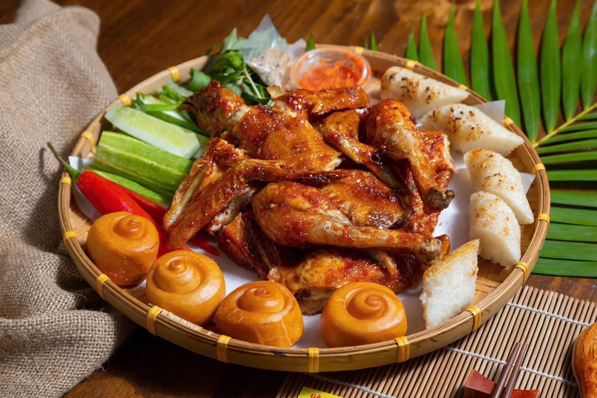 Hình ảnh Gà quay + 6 bánh bao chiên
