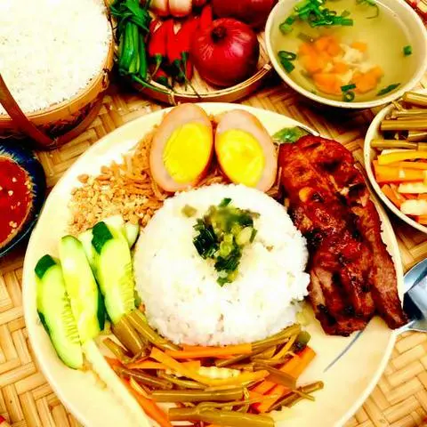 Hình ảnh Cơm tấm sườn cây - trứng kho - soup