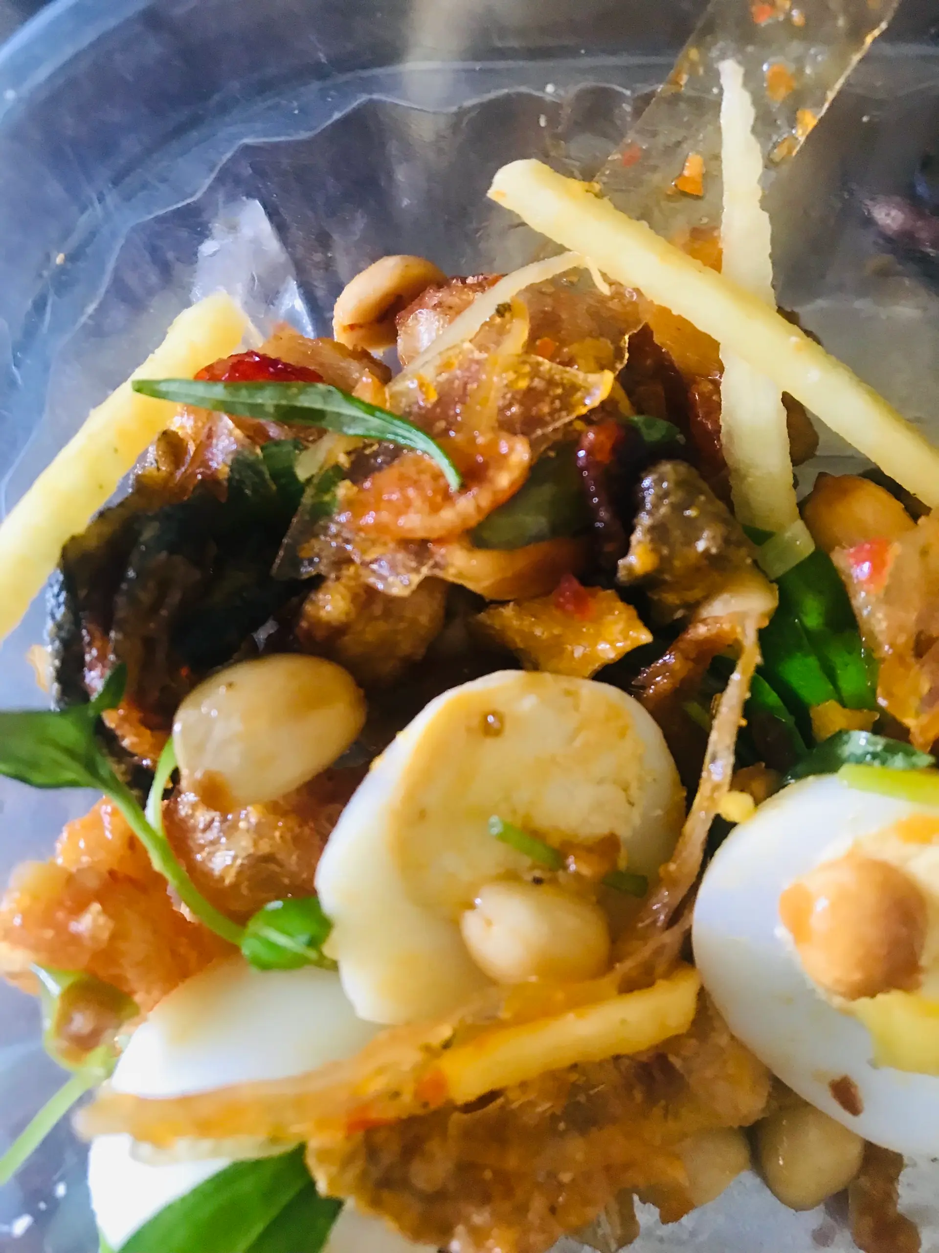 Hình ảnh bánh sợi dẻo trộn ớt sate,trứng cút