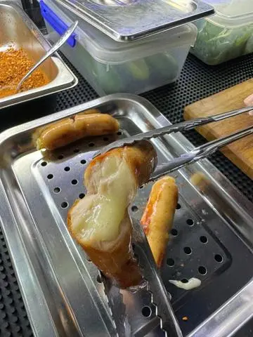 Hình ảnh Xúc xích phô mai nướng giấy bạc