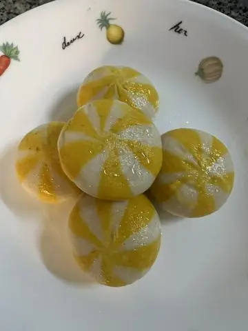 Hình ảnh Bánh bao trứng tôm chiên giòn - màu vàng