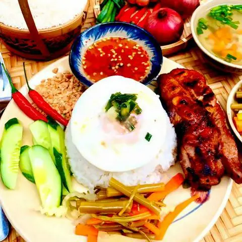 Hình ảnh Cơm tấm sườn cây - trứng ốp la - soup