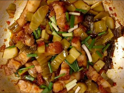 Hình ảnh Cơm heo quay kho cải chua
