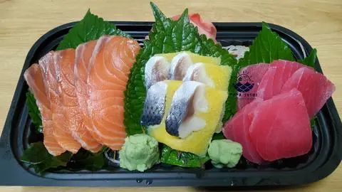 Hình ảnh combo 1 person ( komochi Nishin, tuna , sake 5 Pieces)