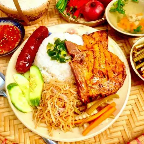 Hình ảnh Cơm tấm sườn miếng - bì - lạp xưởng - soup