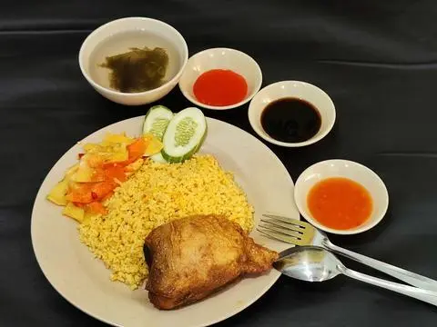 Hình ảnh Cơm gà xối mỡ - má