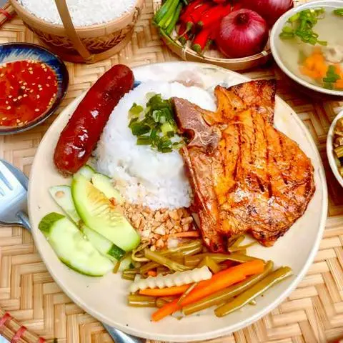 Hình ảnh Cơm tấm sườn miếng - lạp xưởng - soup