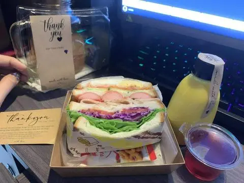 Hình ảnh Sandwich + tráng miệng + nước "NONE"
